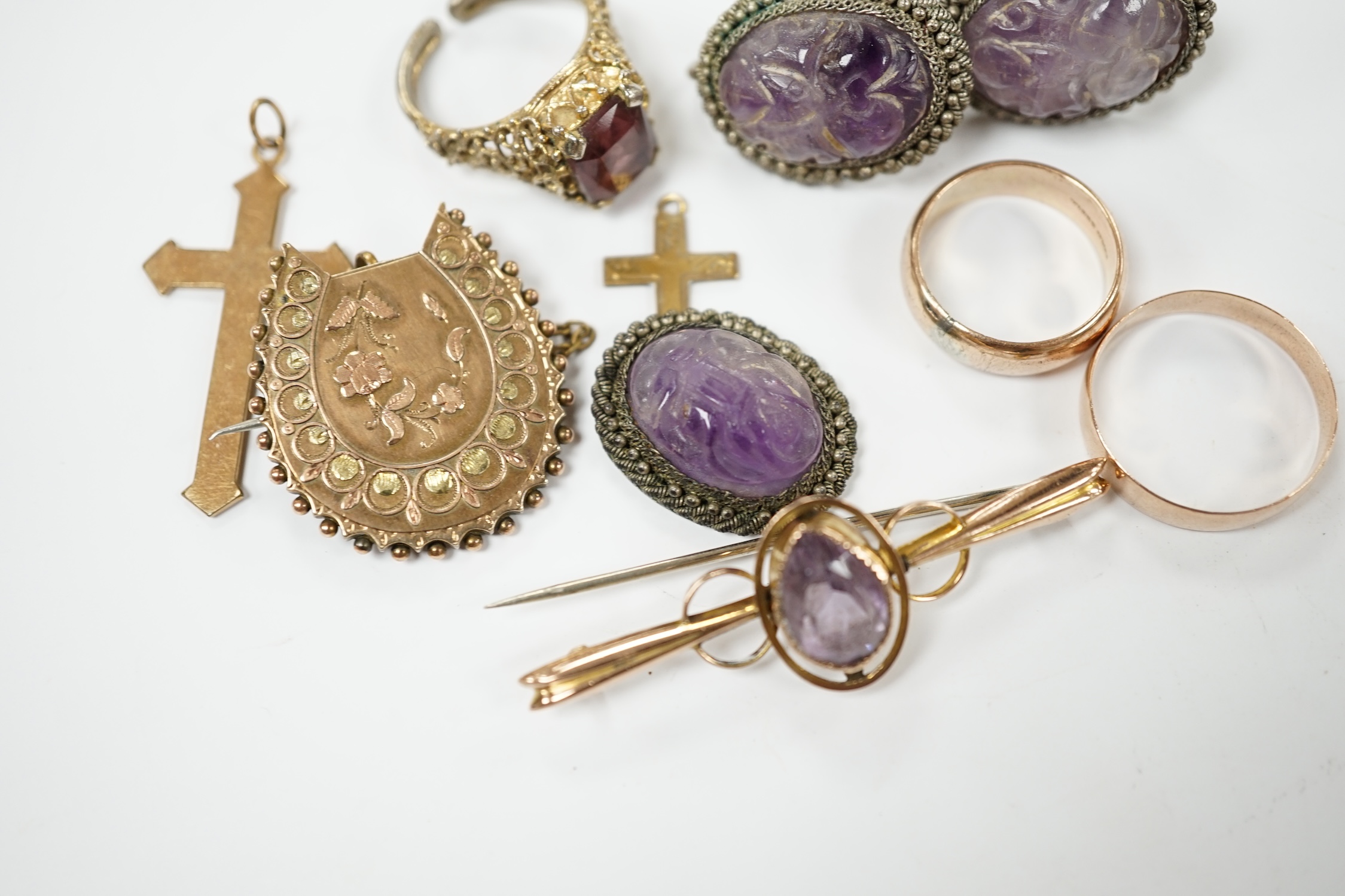 A George V 9ct gold band, a late Victorian 9ct gold horseshoe shaped brooch and a 9ct and amethyst set bar brooch, gross weight 7.7 grams, together with two rings and two cross pendants and an amethyst quartz set suite o